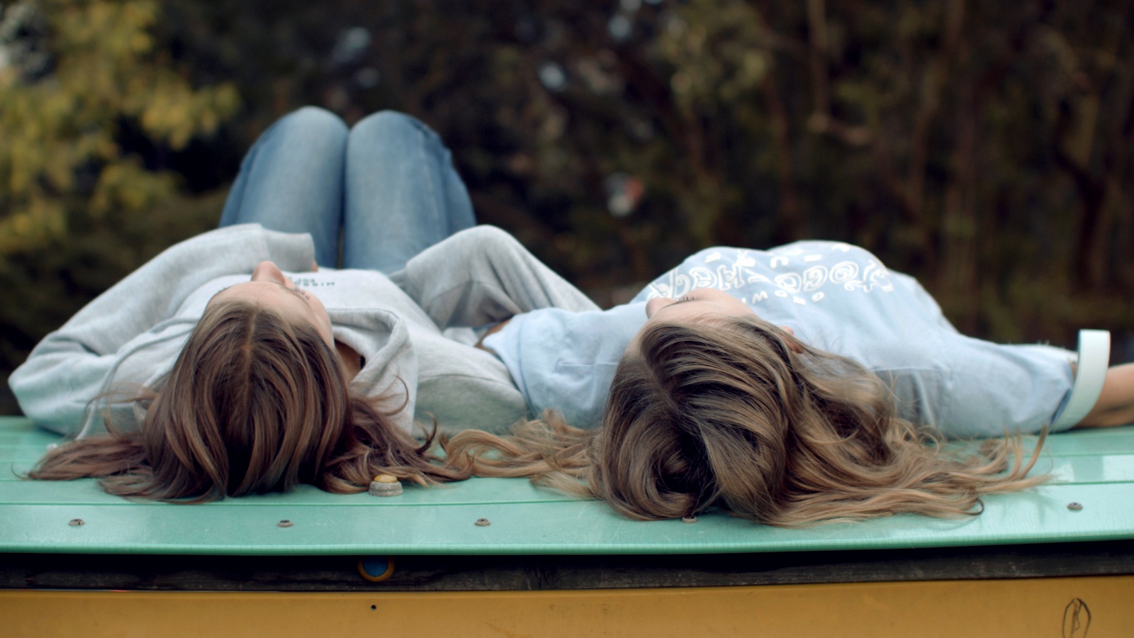 eng: Two teenage girls are looking at the sky.