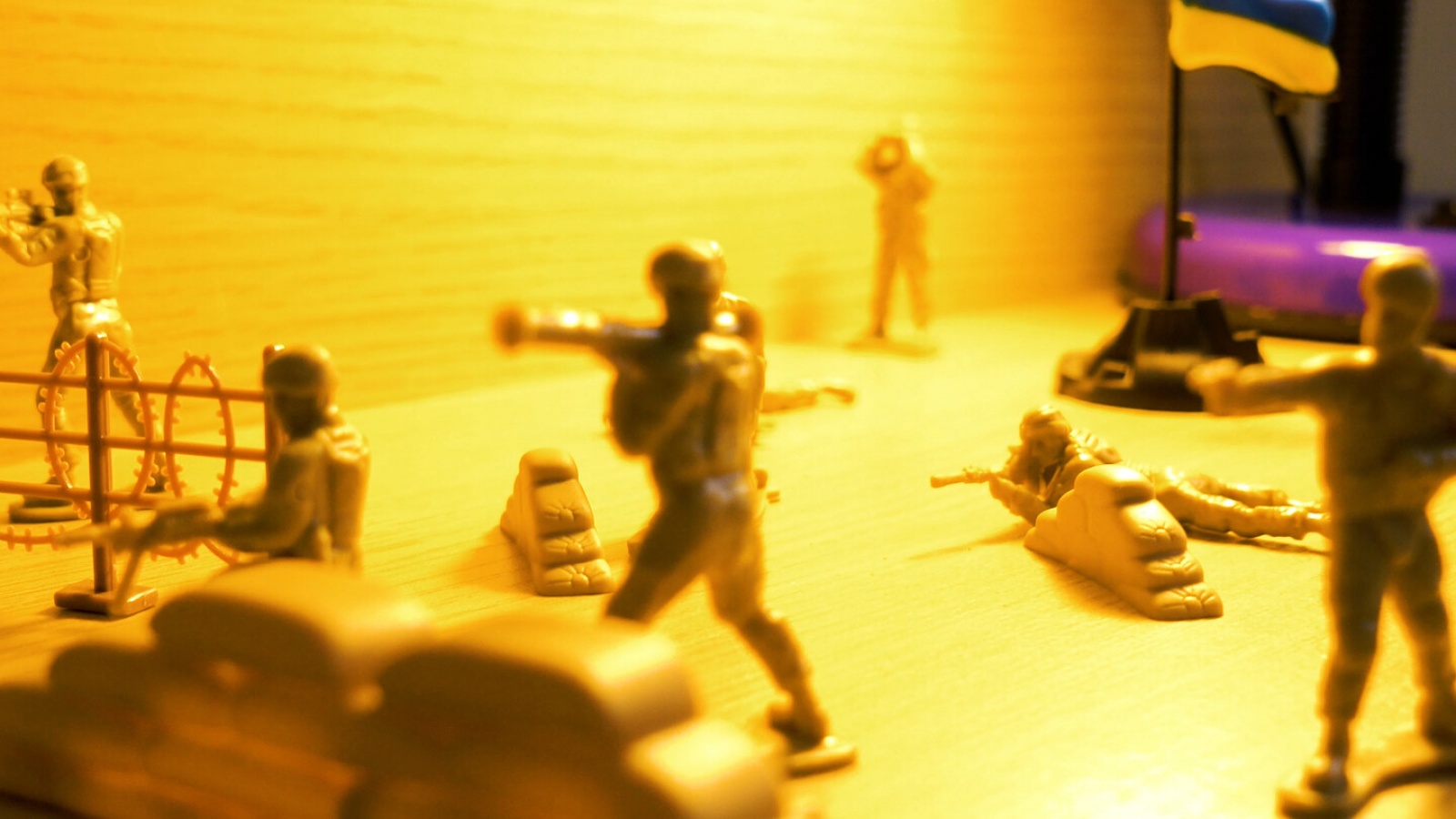 eng: Battle of toy soldiers.